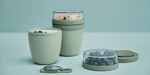 Herbruikbare yoghurt beker of lunchpot voor yoghurt met granola, ideaal voor onderweg