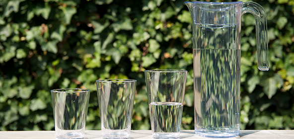 Pichets et carafe &agrave; jus de fruits