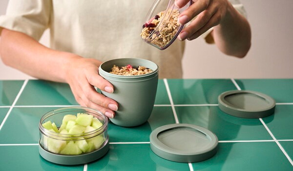 Herbruikbare yoghurt beker of lunchpot voor yoghurt met granola, ideaal voor onderweg
