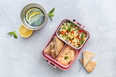 Lunchgerecht: Kikkererwtensalade en zelfgemaakte hummus