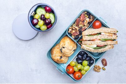 Lunchgerecht: lunchbox met club sandwich