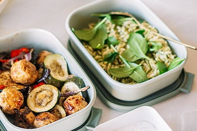 Diner: Gegrilde groenten salade met kruidige balletjes en yoghurt-dilledressing