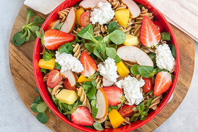 Pastasalade met aardbei en mango