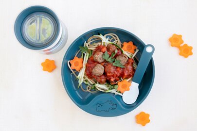 Für Kinder: Zucchini-Pasta mit Mini-Hackklößchen in Tomatensoße