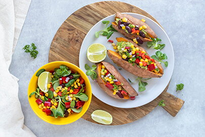 Diner: Gepofte zoete aardappel van de barbecue met Mexicaanse salade