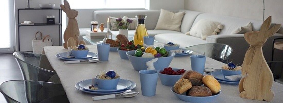 stijlvol gedekte ontbijttafel