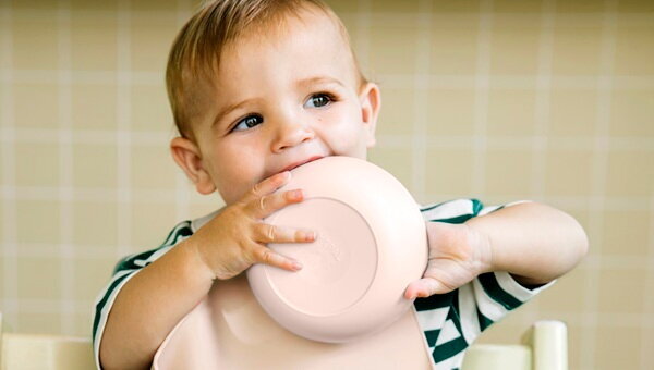 Bébé avec bol Mepal Mio