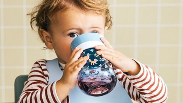 Bébé avec gobelet Mepal Mio