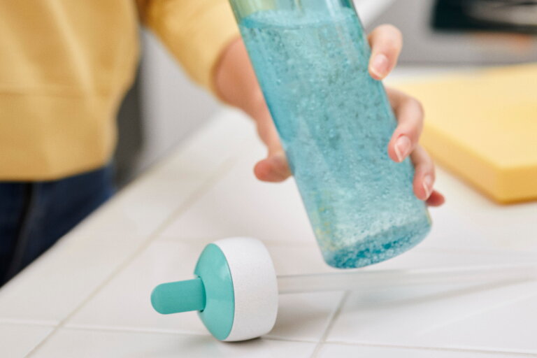 lifestyle_images-1074520_mood02_waterbottleflipup_sparklingwater