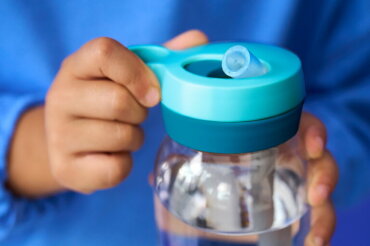 usp_images#107480_usp03_drinkingbottlewithstraw