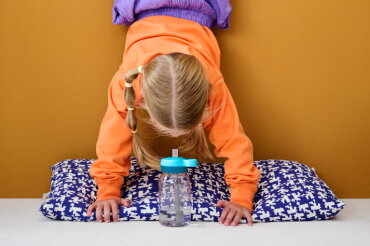 lifestyle_images#1074800_mood01_drinkingbottlewithstraw