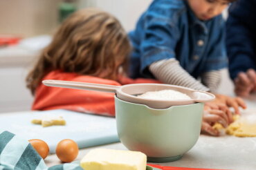 lifestyle_images#1023020_mixingbowlwithsieve