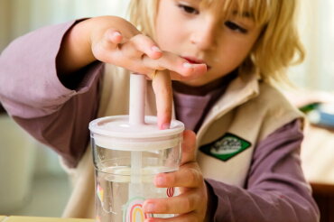 lifestyle_images#1080230_mood03_childrensglasswithstraw