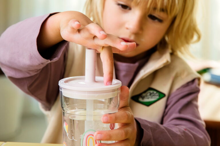 lifestyle_images-1080230_mood03_childrensglasswithstraw